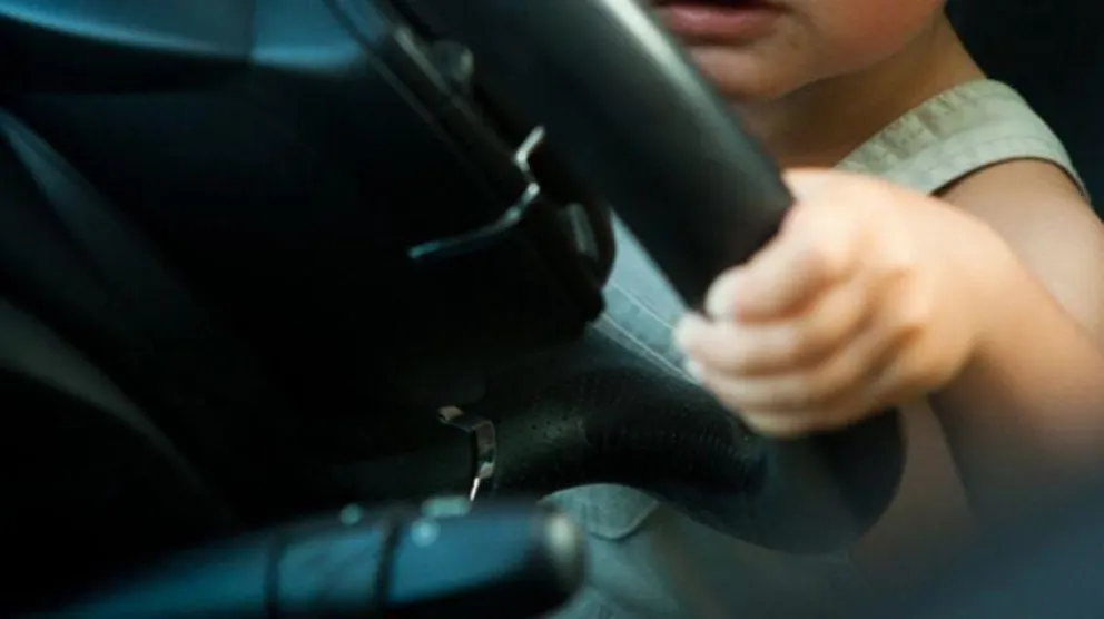 No toman conciencia: padres impunes, siguen exponiendo a sus hijos al volante