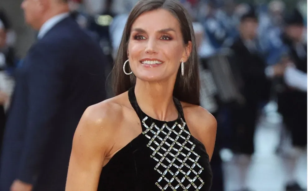 La reina Letizia deslumbra con este espectacular atuendo y da tips de elegancia y glamour a las mujeres de más de 50 años
