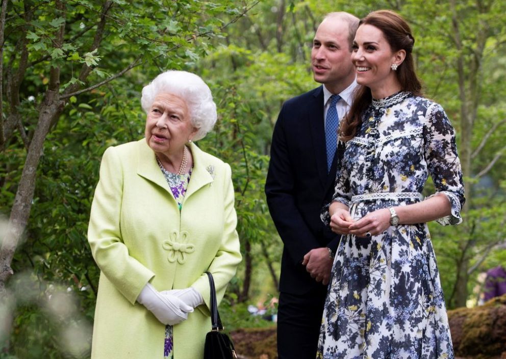 La reina Isabel II junto al príncipe Guillermo y Kate Middleton.