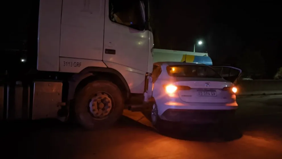 Intentó pasar a un camión cisterna y chocó: hay dos heridos