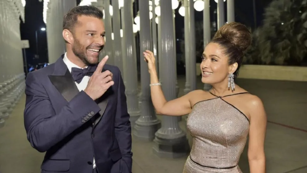 El épico momento en el que Ricky Martin besa a Salma Hayek y que sorprendió a todos