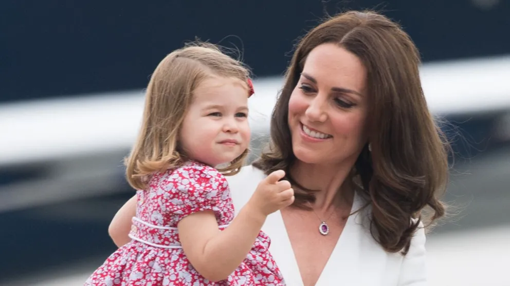 Este fue el desopilante gesto de la princesa Charlotte, que puso roja de vergüenza a su madre Kate Middleton