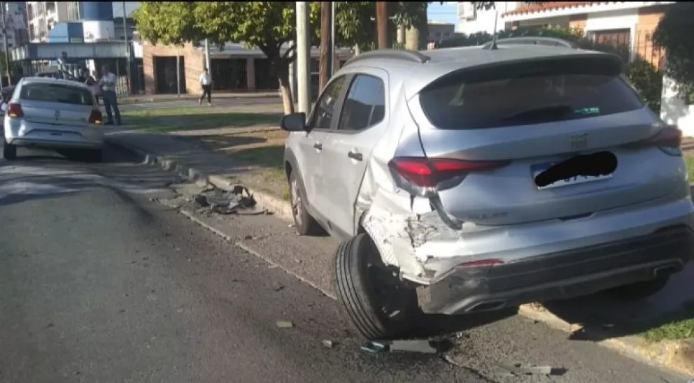 Terrible accidente: chocó contra un auto estacionado, lo destrozó y se dio a la fuga