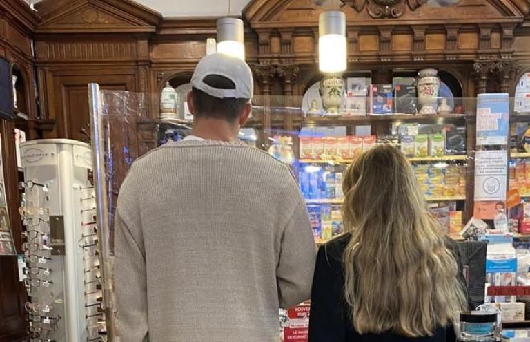 Clara Ch&iacute;a Mart&iacute; y Gerard Piqu&eacute; fueron vistos en una farmacia.