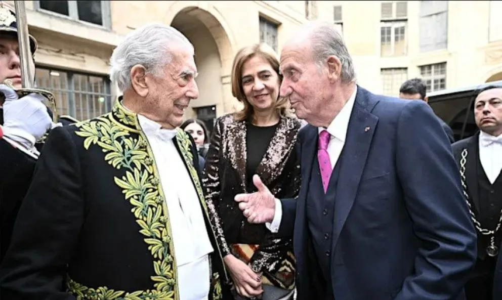 La desubicación de la infanta Cristina y del rey Juan Carlos en el acto de Mario Vargas Llosa