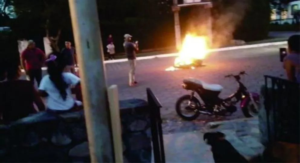 En señal de protesta: intentó recuperar su caballo prendiendo fuego frente a la comisaria