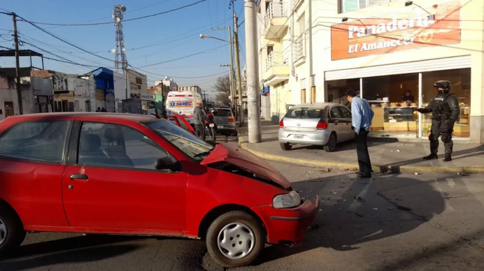 Indignante: un auto se les metió dentro de la panadería, destrozó todo y nadie se quiere hacer responsable