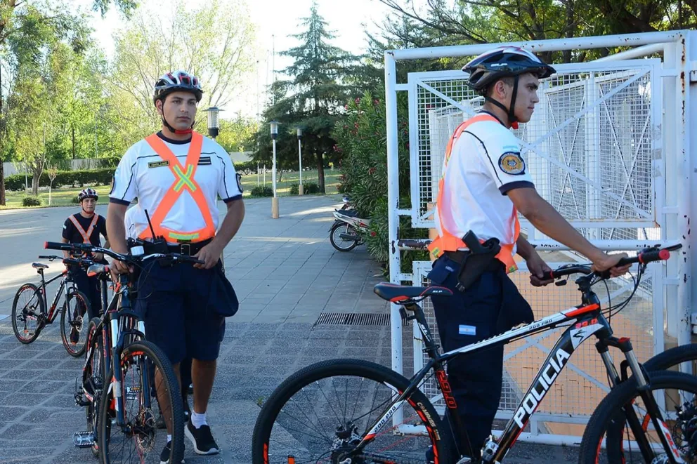 Increíble: un muchacho circulaba en una motocicleta, fue interceptado por bicipolicias y terminó de la peor manera