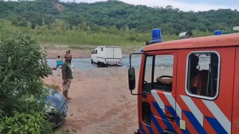 Al tratar de cruzar el río, se quedaron atascados y los bomberos que fueron a ayudarlos terminaron peor
