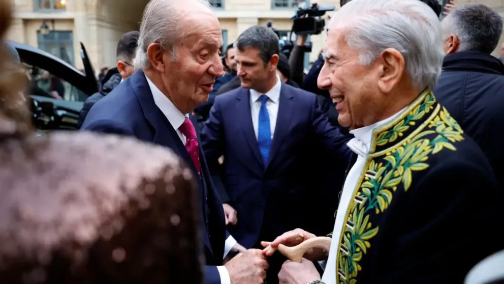 Cómo fue el especial momento que Mario Vargas Llosa y Juan Carlos I compartieron en París, y del que todos hablan