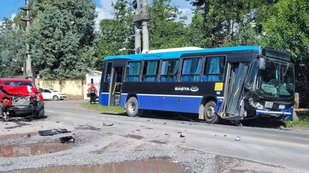 Mañana accidentada: iba en contramano y se llevó un colectivo por delante