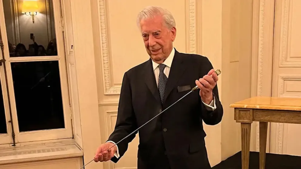 Conocé las fotografías privadas del encuentro privado entre Mario Vargas Llosa y el Juan Carlos I junto a la infanta Cristina