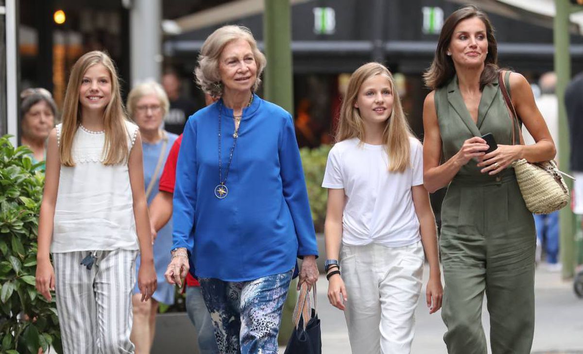 La reina Sofía junto a la reina Letizia y sus nietas.