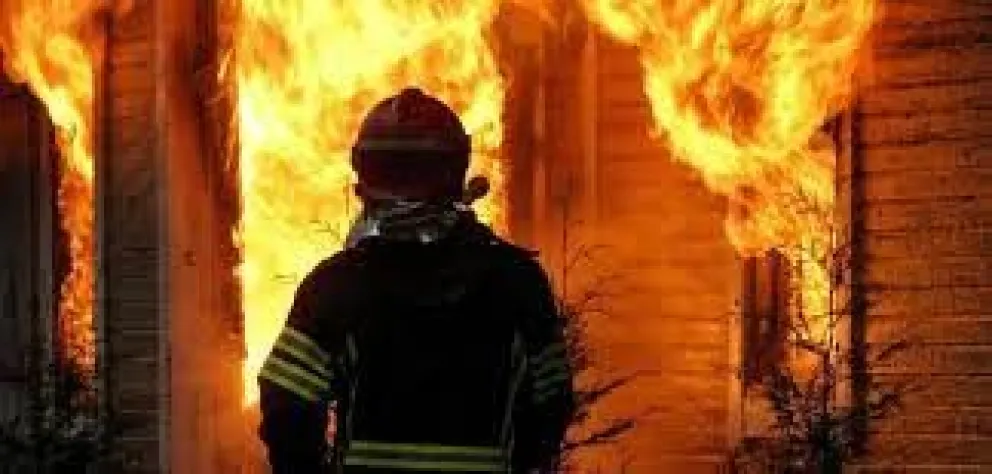 Dos niños quedaron atrapados en un incendio dentro de una vivienda