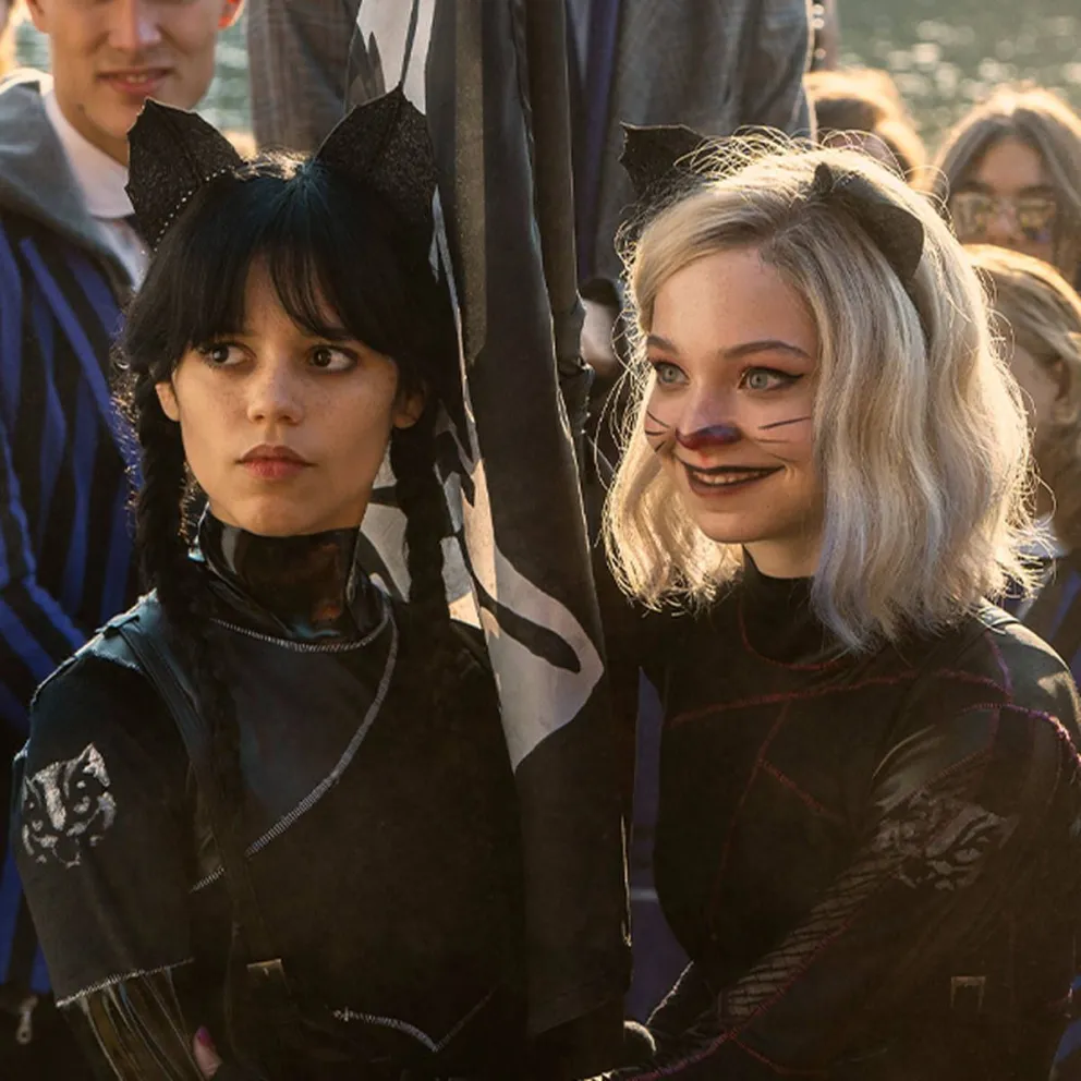 Este es el escandaloso beso entre Jenna Ortega y Emma Myers que sorprendió a los fans de Merlina