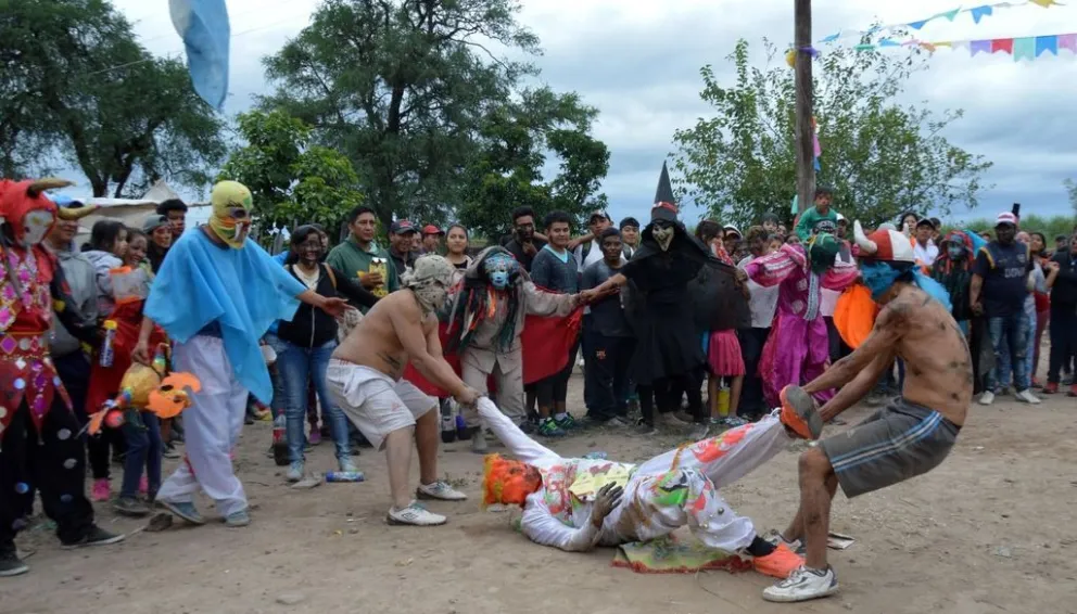 Fuerte enfrentamiento en una fiesta de Carnaval dejó varios heridos y grandes daños materiales