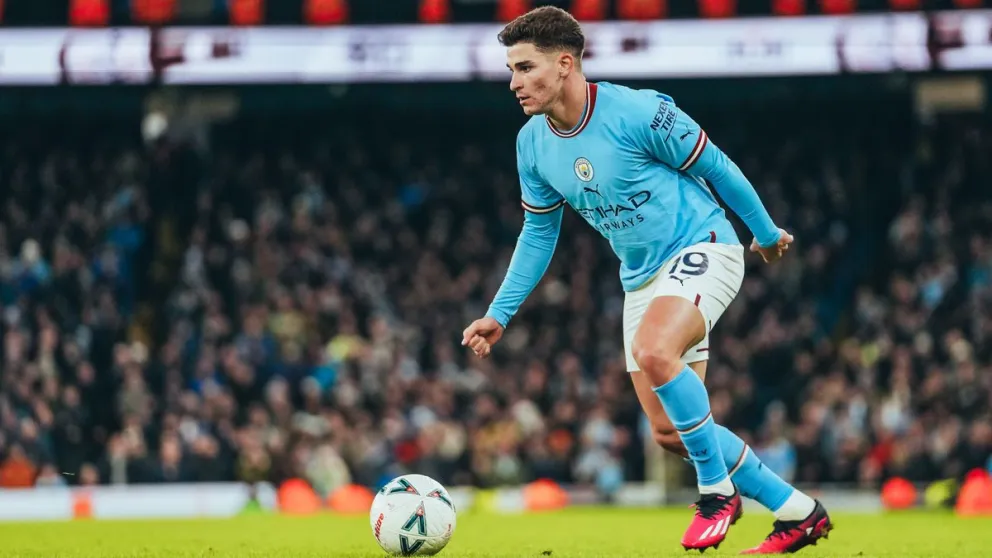 El jugador que no le daba espacio a Julián Álvarez ahora abandona al Manchester City