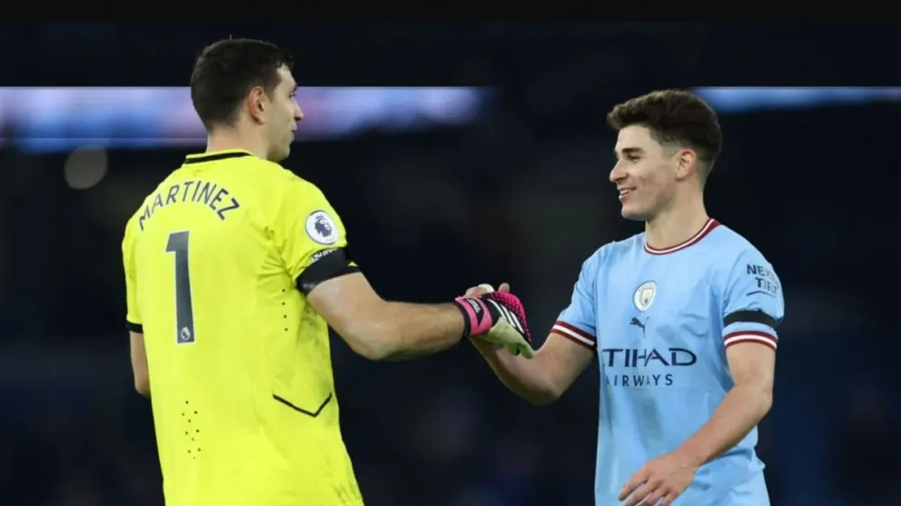 El "favor" del Dibu Martínez a Julián Álvarez en el partido contra el Manchester City