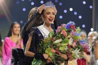 Amanda Dudamel festeja:  R’Bonney Gabriel desvastada tras un nuevo ataque de la dueña de Miss Universo