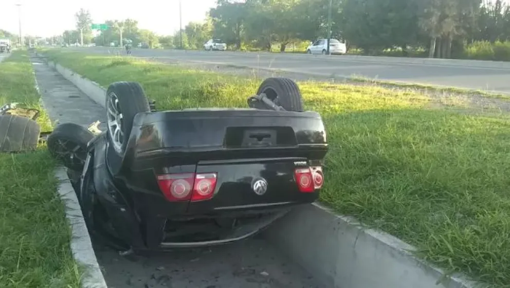 Brutal accidente: quiso esquivar un gato, perdió el control y terminó dentro de un canal