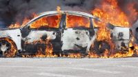 Incendio voraz: se quemaron cinco autos completamente en una cochera  