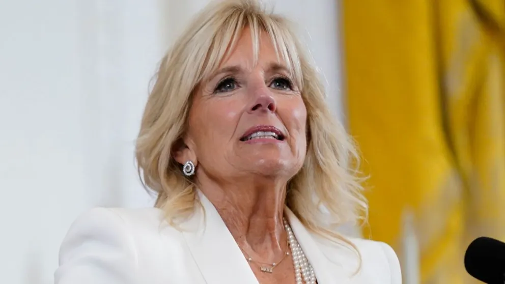  Video: el atrevido y picante beso entre Jill Biden y el esposo de Kamala Harris que explotó las redes