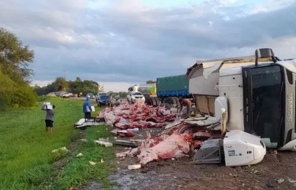 Brutal accidente sobre la ruta 34: familia chocó contra un camión y un niño debió ser trasladado de urgencias