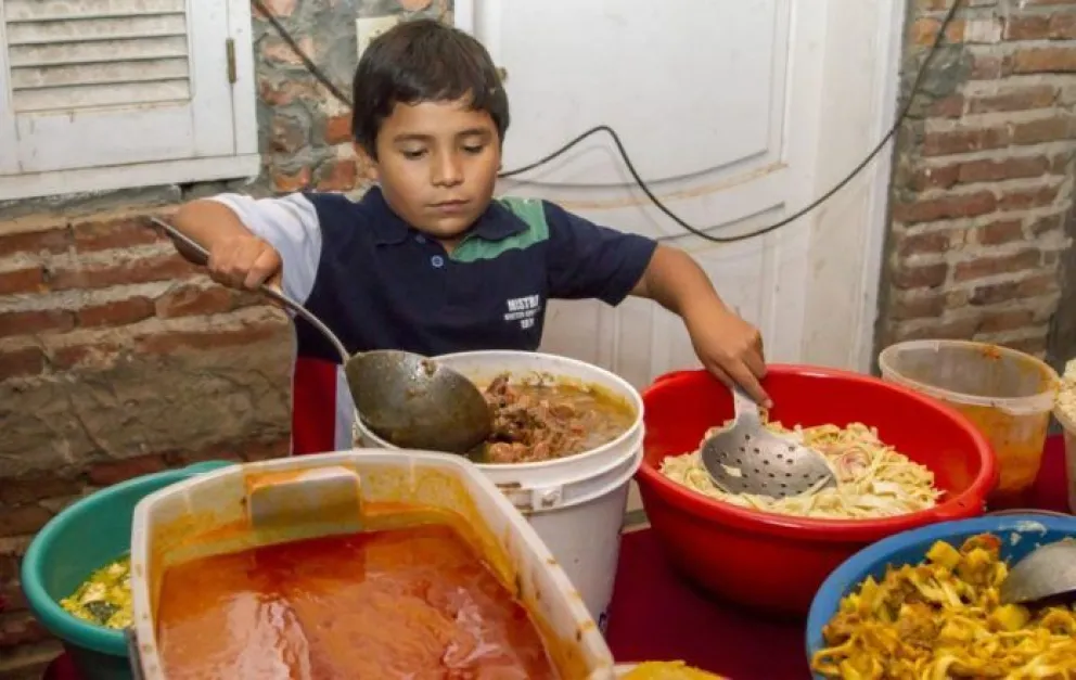Comedor obligado a quemar partes de muebles para poder alimentar a más de 50 niños
