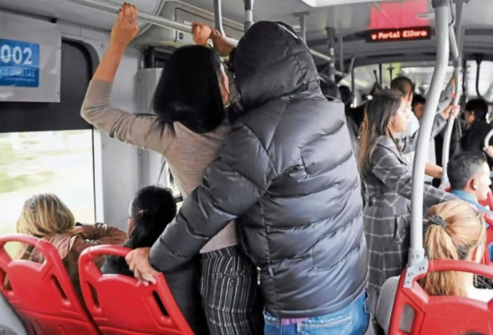 Un hombre fue exiliado del barrio tras acosar a una menor en el colectivo