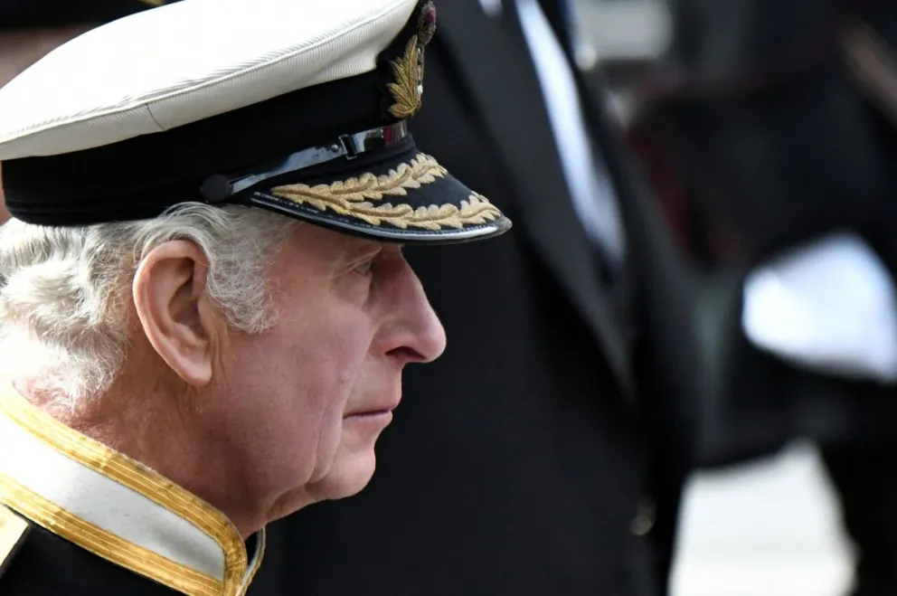 Débil e incapaz: la primera imagen del rey Carlos III con la corona provocó una gran decepción