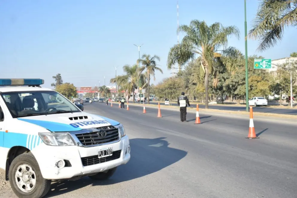 Terrible accidente: un camión embistió a una moto y debieron cortar el tránsito en Avenida Ragone