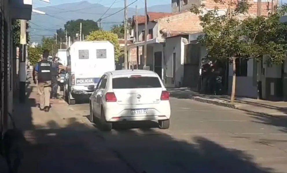 Allanamientos a plena luz del día: hinchas se agarraron a los tiros en la cancha y la policía los fue a buscar