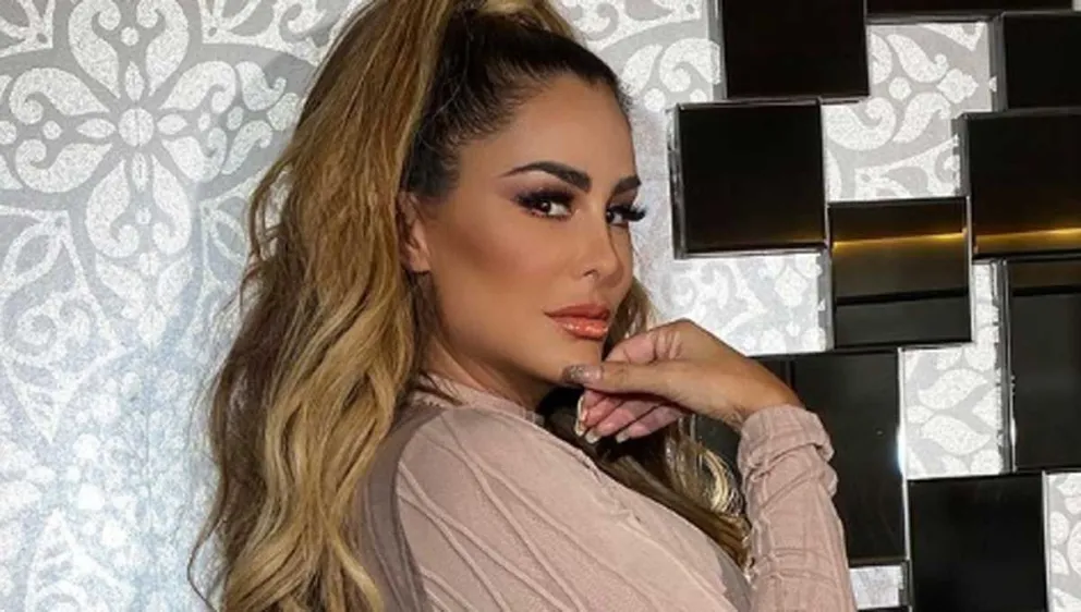 Ninel Conde calienta las redes sociales con este extravagante y jugado vestido