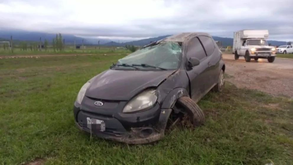 Mañana accidentada: perdió el control de su vehículo y terminó dando vueltas sobre la rotonda