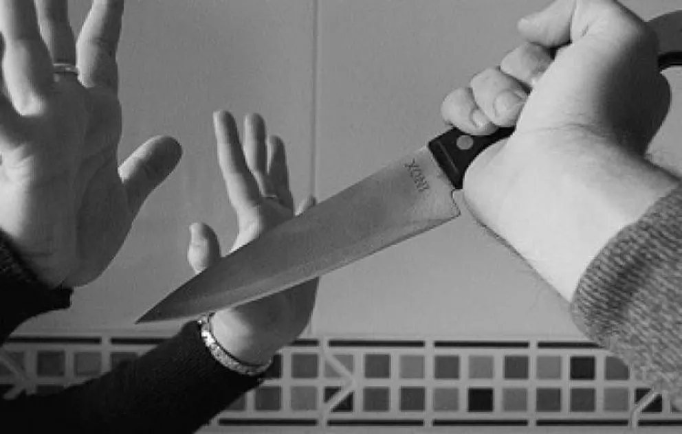 Ataque de Celos: Un hombre amenazó a su pareja con un cuchillo y amago con prenderse fuego