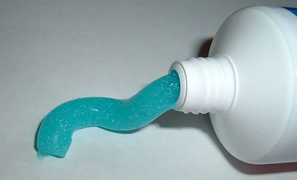 ANMAT prohibió el uso y comercialización de una pasta de dientes y un enjuague bucal