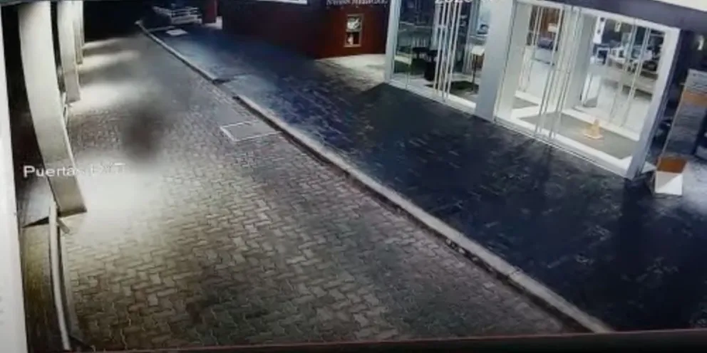 VIDEO: Fantasma es captado en las afueras de una clínica salteña