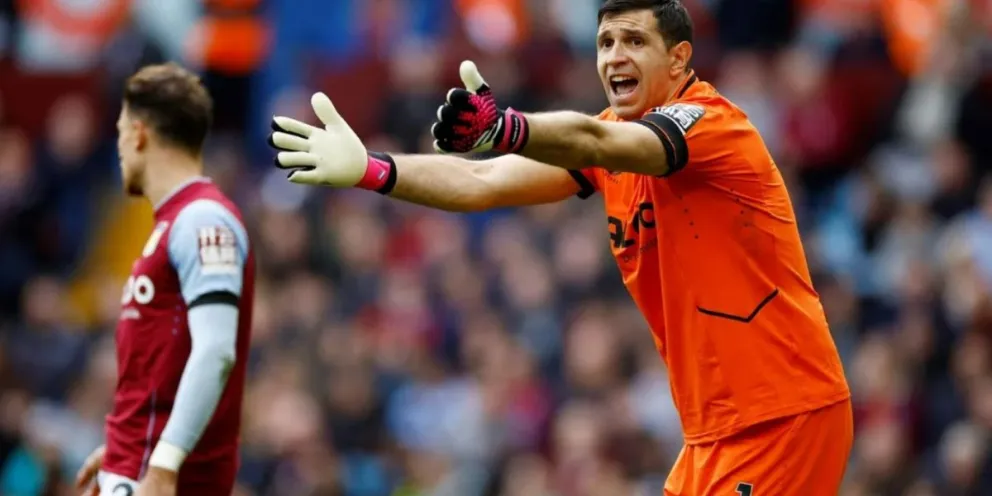La inesperada relación que une al Dibu Martínez con el United y lo alejaría del Aston Villa