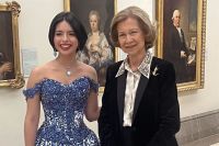 Insólito: reina Sofía posa junto a Ángela Aguilar a pesar de sus alarmantes fotos íntimas en redes
