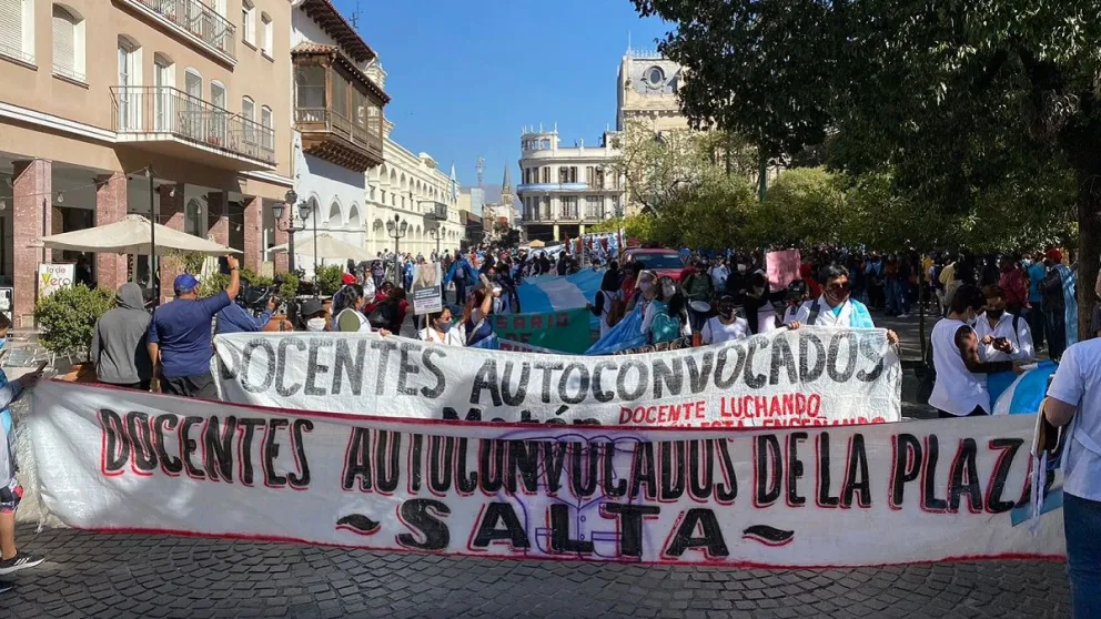 Docentes Autoconvocados continuarán con las medidas de fuerza hasta ser recibidos en Casa de Gobierno