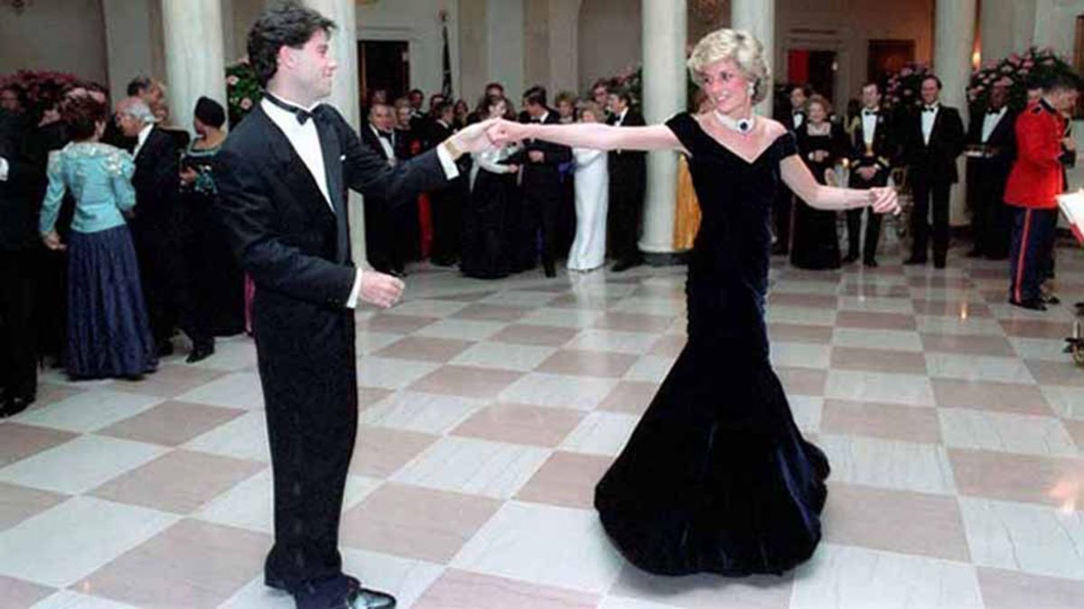 Lady Di bailó con John Travolta.