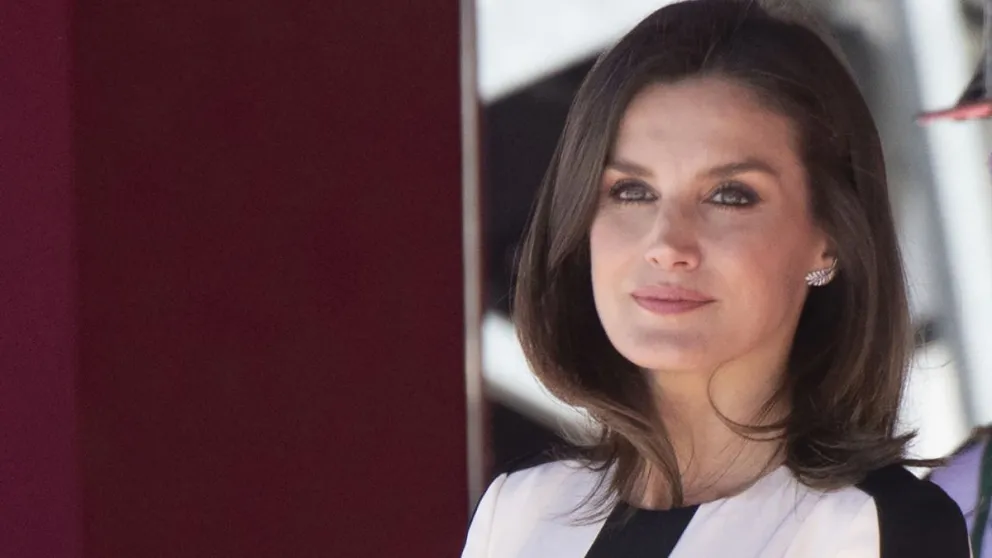 La reina Letizia luce su espectacular bronceado con este sofisticado look reciclado