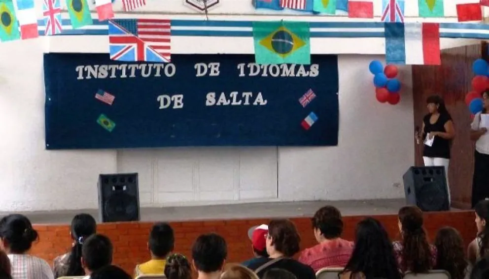 Acampan en Avenida Belgrano por un cupo para el Instituto de Idiomas de Salta    