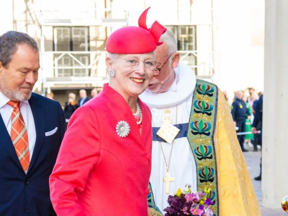 La reina Margarita evoluciona de una cirug&iacute;a.