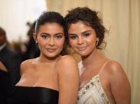 Tras hundir sin temor a Kylie Jenner, Selena Gomez toma una drástica decisión que impacta a sus fans
