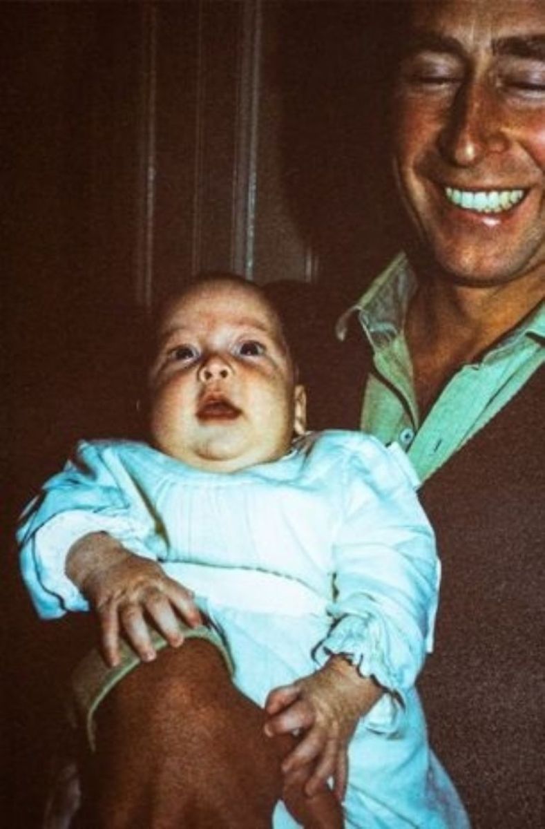 El rey Carlos III junto a su hijo Guillermo, de 3 meses.