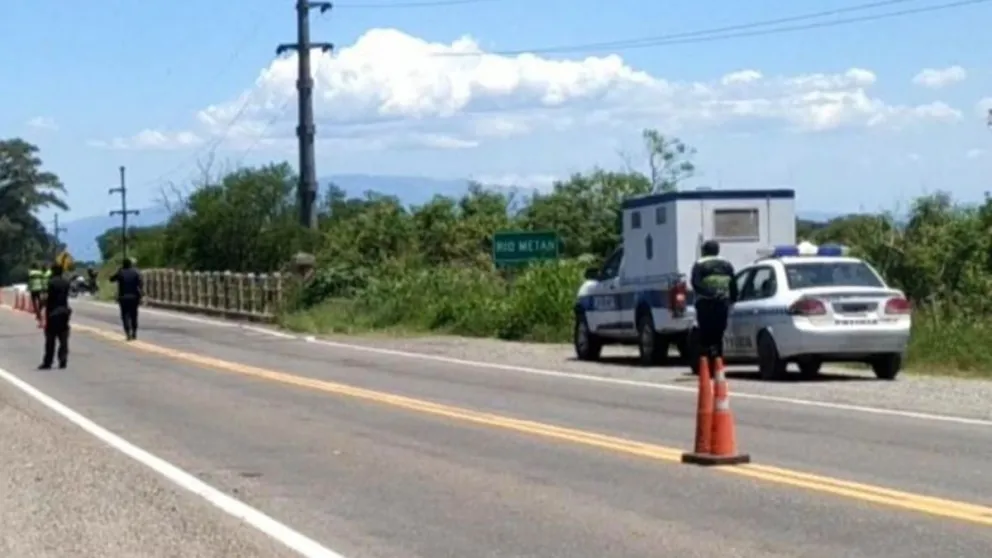 Fatal accidente: motociclista chocó contra la estructura de un puente y terminó cayendo al vacío