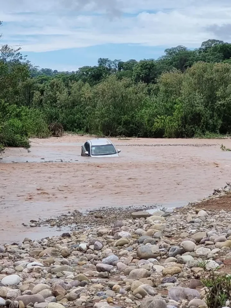 El temporal causó estragos en una localidad salteña: un auto fue arrastrado por la crecida de un río