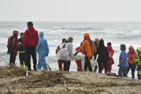 Más de 40 inmigrantes muertos en naufragio sobre las costas de Italia