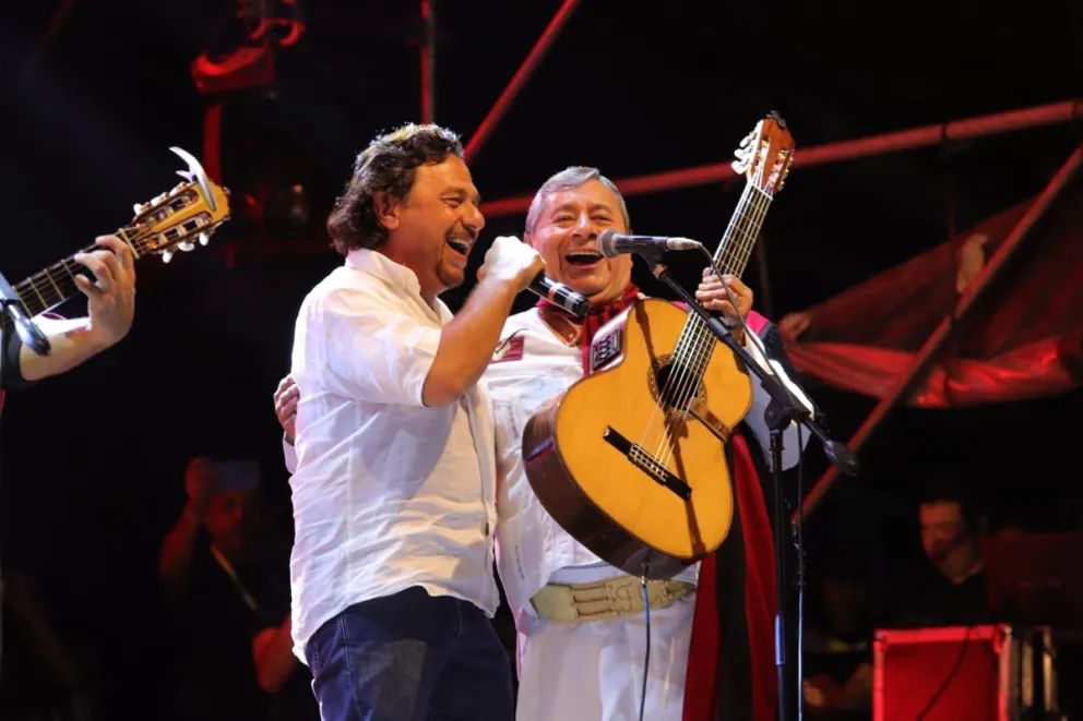 Gustavo Sáenz estuvo presente en la Serenata a Cafayate y anunció esto